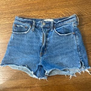 Abercrombie and fetch the 4 inch Mom short high-rise size 27